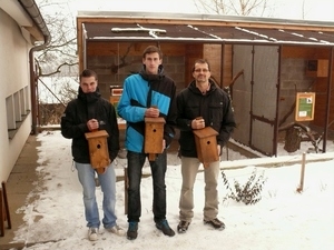 Střední odborné učiliště stavební z Benešova vyrobilo záchranné stanici několik budek pro sýkorovité pěvce